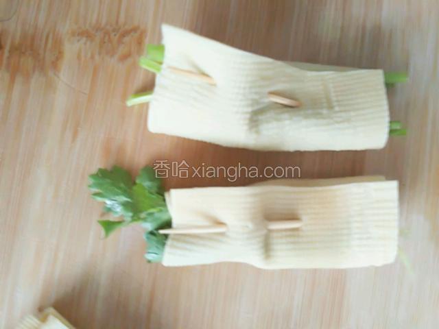 成品图。
也可以在卷的上下处牙签透过背面横穿过。（如高清图下面三卷）
只要皮不破，固定住菜就行。