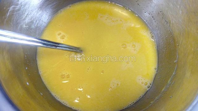 倒入绵白糖2（40克），搅打均匀，使白糖融化至无颗粒。