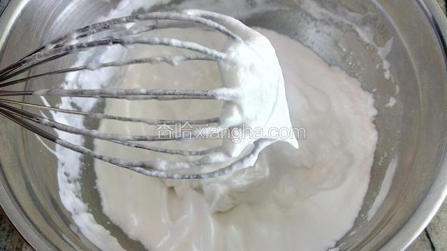 继续打发，打至把打蛋器提起时，蛋清呈直立的小尖角，且盆子倒扣蛋清不流动，蛋清打发完成。
