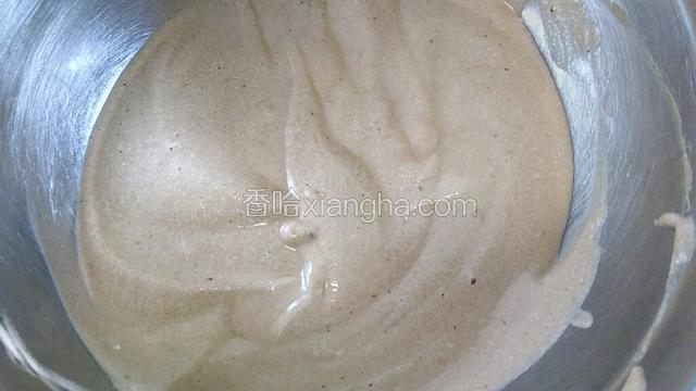 这是拌好的蛋白蛋黄糊，预热烤箱，上下火，160度，预热5分钟。
