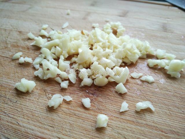 蒜头去皮后切成碎末。