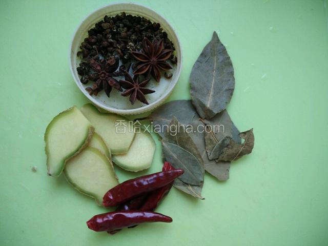 准备姜片，花椒，大料，香味，川椒，