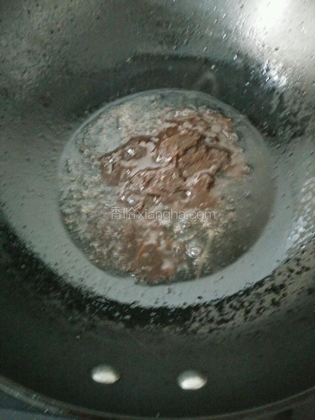锅烧热倒油，下豆瓣酱炒香