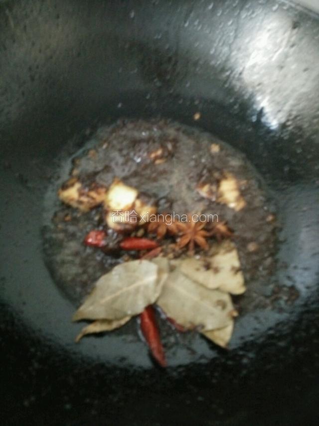 放入花椒，大料，香味，川椒，姜片炒香