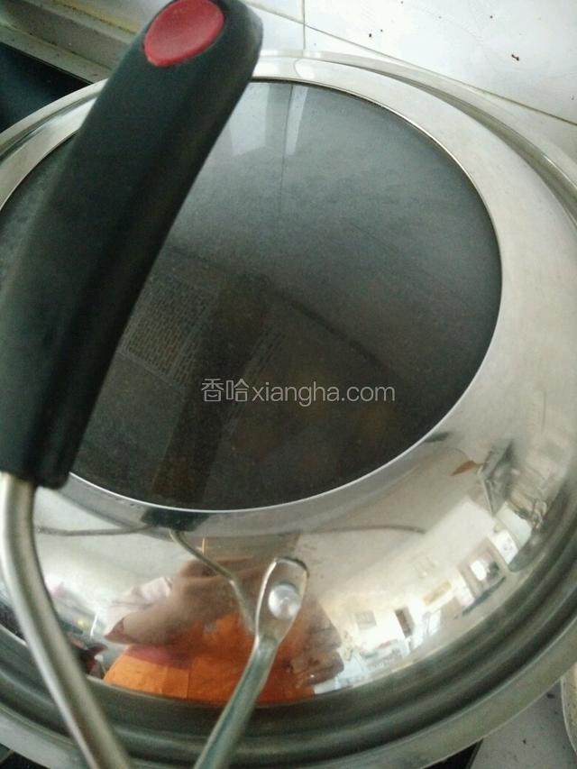 盖好盖子，大火烧开，转小火炖