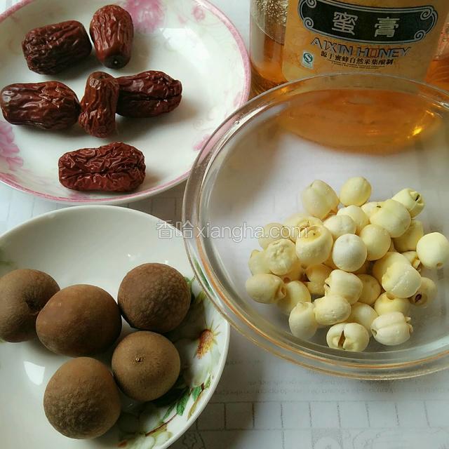 所需食材，桂圆、莲子、红枣、蜂蜜