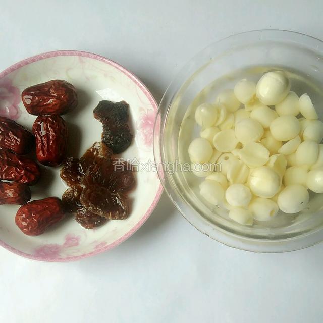 莲子泡发掰开去芯，红枣，桂圆洗干净