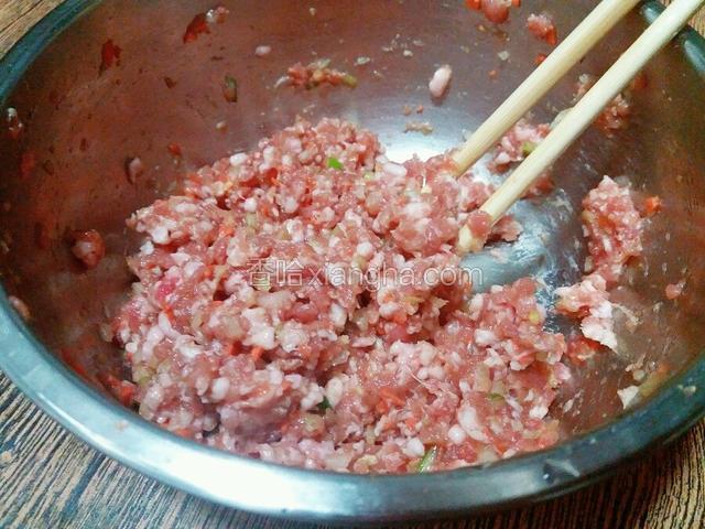 肉馅里放葱姜末 胡椒面 酱油耗油 香油 盐少许搅匀