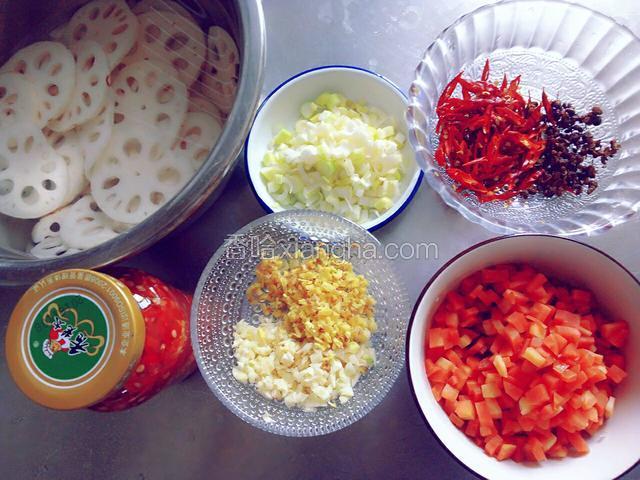 准备食材:莲菜切片泡水里以免变色，葱姜蒜切末，干红椒泡湿后剪丝，酸萝卜切丁