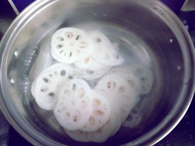 放入莲菜，莲菜烫一下即可，以免影响口感