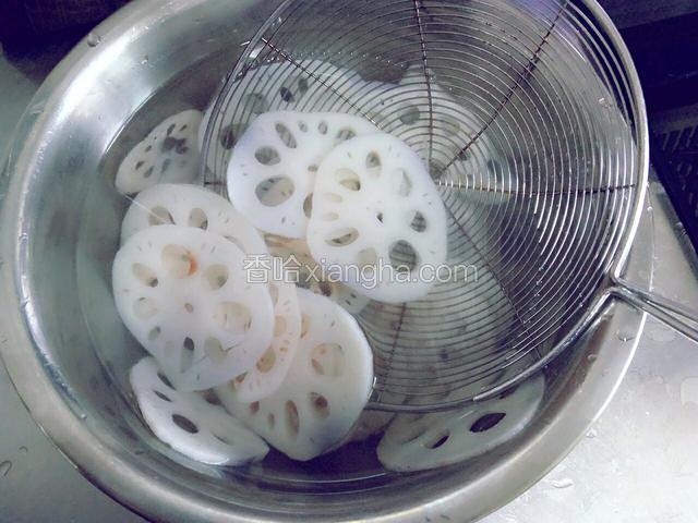 捞入另一个盆中，用凉水冲凉后泡在凉水里备用(最好净化水或凉开水)