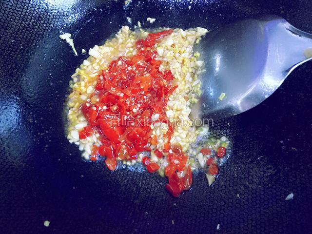 放剁椒炒出味