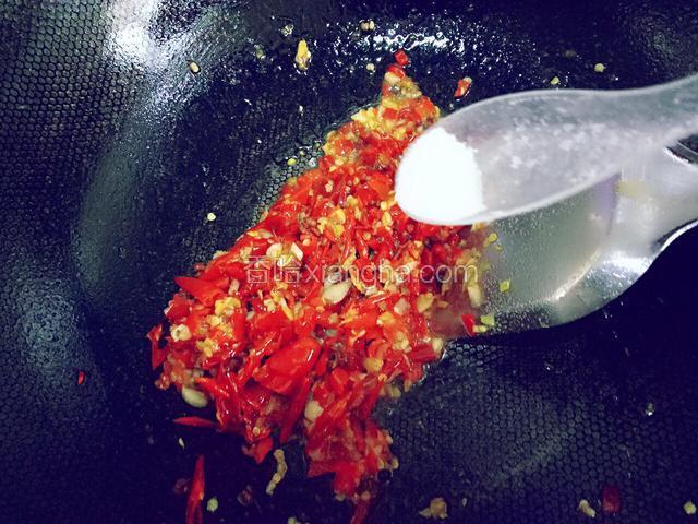 根据你买的剁椒咸淡来给料调味，我放了一勺尖盐
