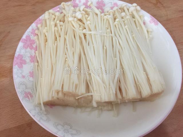 金针菇洗干净，切去头部份，放入盘子里。