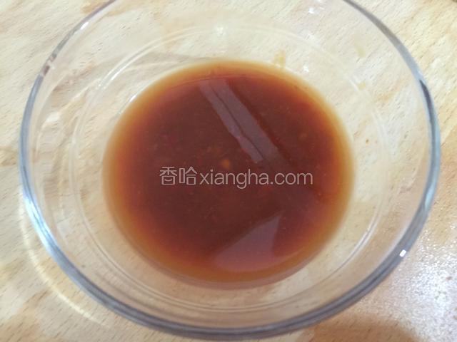取一个碗调入辣椒酱，黄豆酱，耗油，生抽，料酒。加适量的清水调匀。