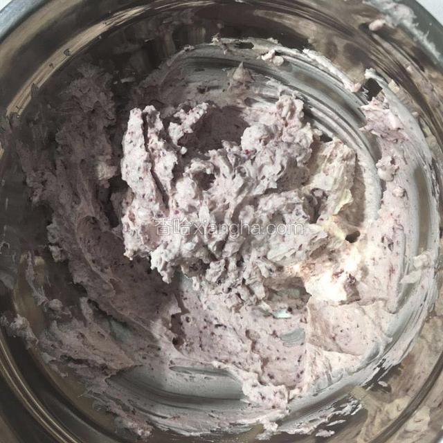 把蔓越莓干加淡奶油用搅拌机打碎。