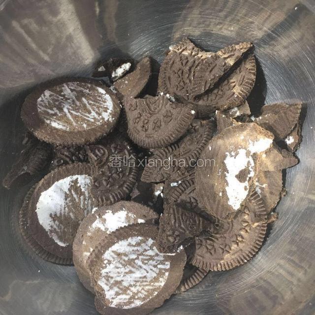 吉利丁片用冷开水泡软。奥利奥压碎。