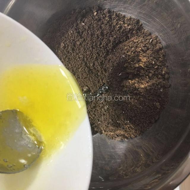压碎的奥利奥加入溶化的黄油。