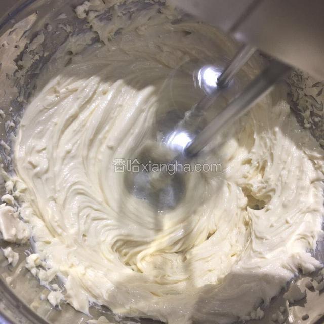 牛奶小火加热，不用沸腾。把泡好的吉利丁片放入温热的牛奶中，搅拌均匀。（省略了煮牛奶加吉利丁片的图片）