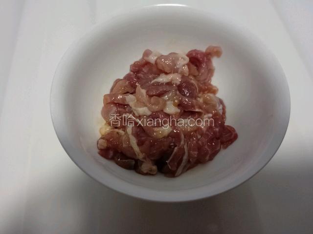 把猪瘦肉切成均匀细丝，放入碗中，加入适量水淀粉，拌匀。
