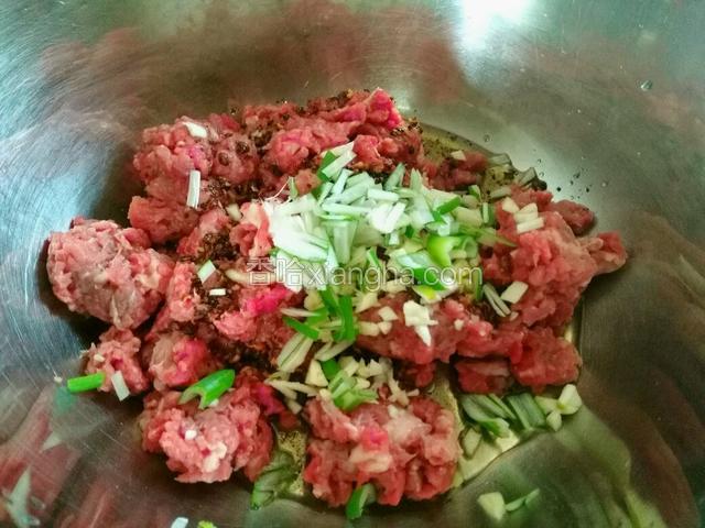 加入葱花，香油，胡椒粉，盐