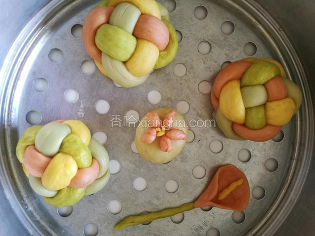 其它的也这样做好，然后放到锅里静置，一直变成比原来大一倍后，冷水开始蒸，水开后计时15分钟。闭火后等5分钟看看在开盖取出。