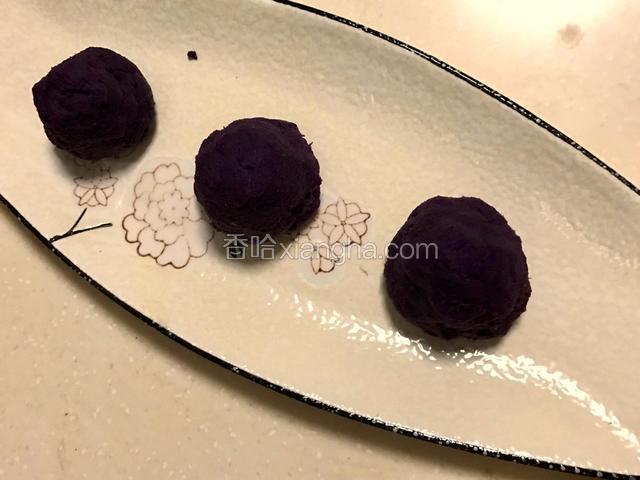 用手把紫薯泥处理成小的塔状。