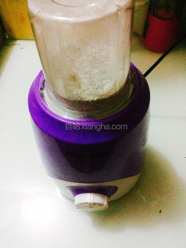 混合好的芝麻分多次用干磨杯磨成粉，磨的时候一次量不要太多