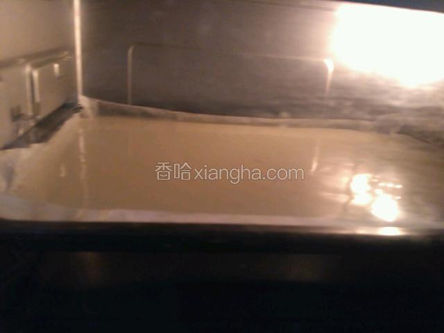 倒入铺上油纸的烤盘。。震一下盘然后放入预热好的烤箱烤18分钟左右