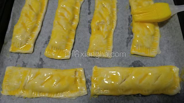 用刷子刷上一层蛋黄液。放入烤箱，中层，上下火，210度，烤25分钟即可。