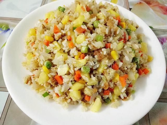 米饭炒熟后，倒入炒好的肉末和菠萝，继续翻炒至配料均匀的散布在米饭中即可装盘。