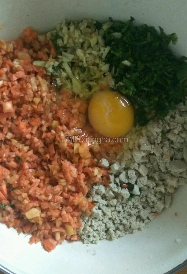取红萝卜和豆腐、香菜，姜洗净剁碎，打入一个鸡蛋，放适量盐。