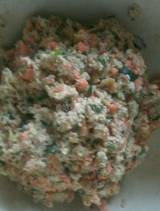再放适量面粉和淀粉。和匀。面粉少放一些，感觉稀时在放。干稀可以成型就可以。