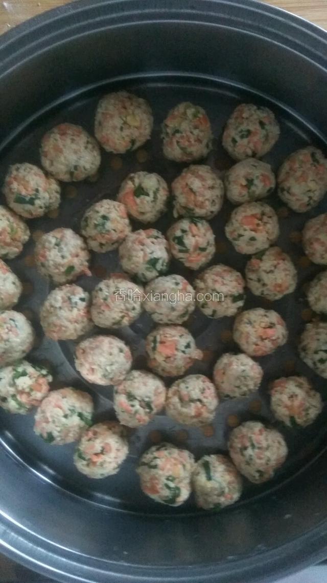 取蒸屉，擦少许油，用手搓成圆形放蒸屉上。入锅蒸十分钟。