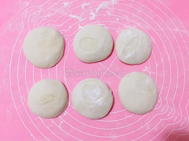 面醒好后揉光滑分割成小剂子