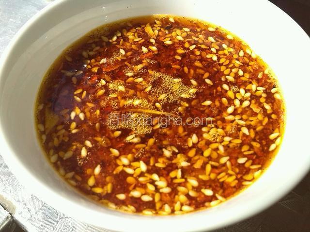 热油浇在辣椒碗里，倒酱油，醋、盐、味精。