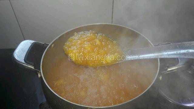 继续开小火慢慢熬煮，过程中要不停搅拌，直到汤汁变得浓稠。
