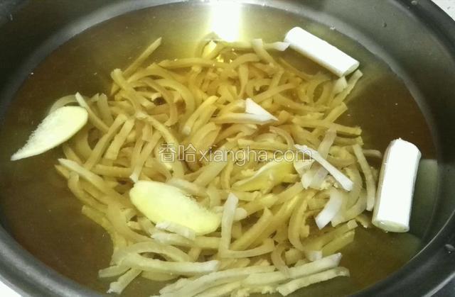 把肉皮放入清水里，加入生抽、料酒、盐、姜片、大葱大火煮开，小火慢煮。
