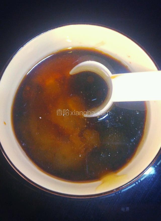 取一个小碗调入生抽，老抽，蚝油，料酒，白糖，蜂蜜，盐搅拌均匀