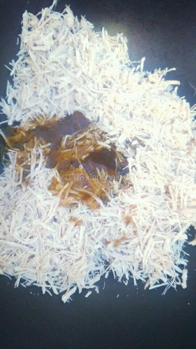 将肉丝和料汁倒入锅中小火翻炒