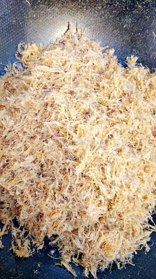 将肉丝炒干成膨松状