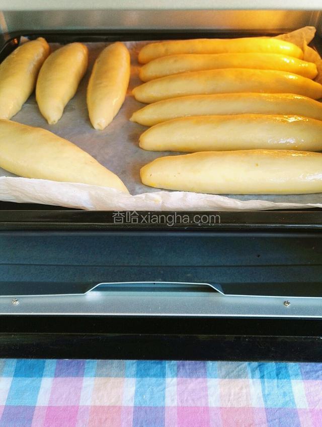 放入预热好的烤箱中层160度烤20分钟