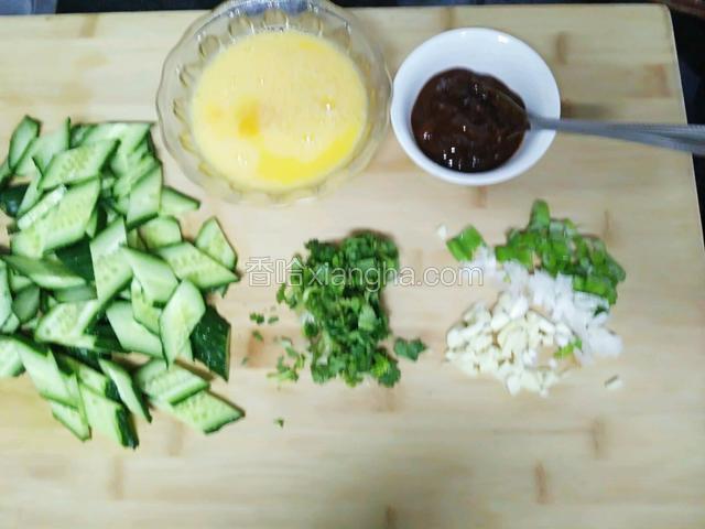 鸡蛋打成汤
黄豆酱盛出备用/2汤匙
黄瓜切菱形块
香菜切小段
香葱，圆葱，蒜切小粒