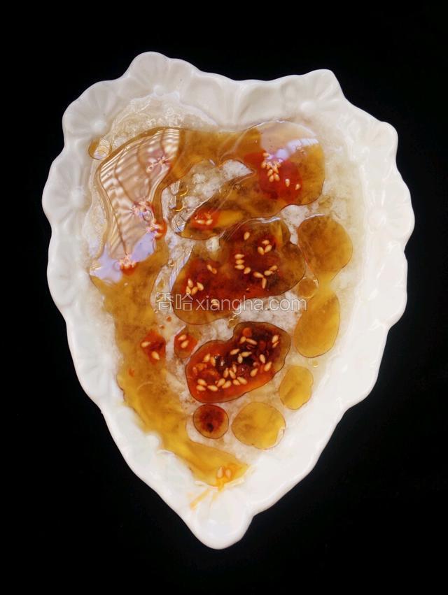 加蒜泥、清水，盐，辣椒油，香油调汁。