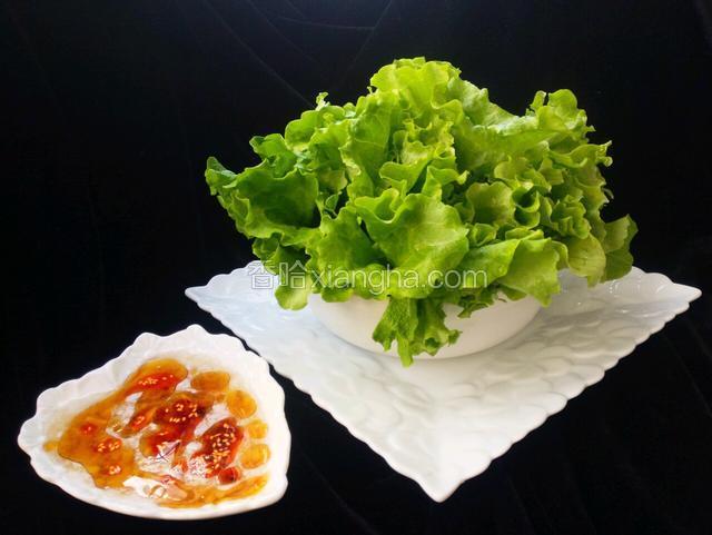 生菜和蒜泥汁，一同上桌。