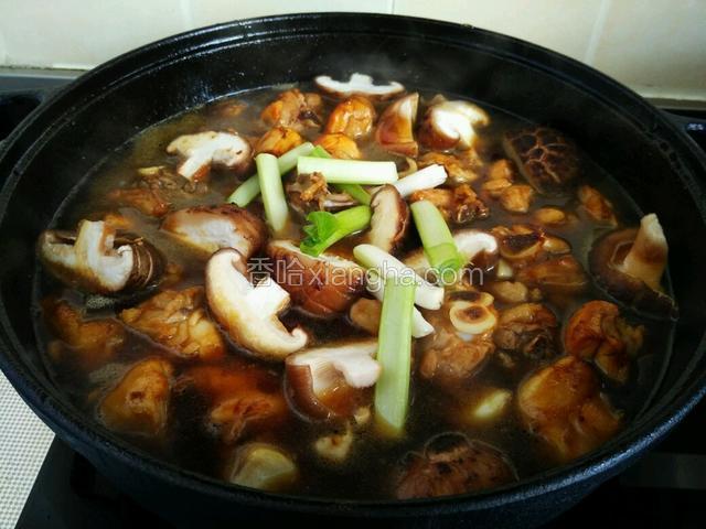 加入足量的清水，水没过鸡块即可，并放入香菇和葱白段。大火烧开后，转中小火，炖煮十五分钟。