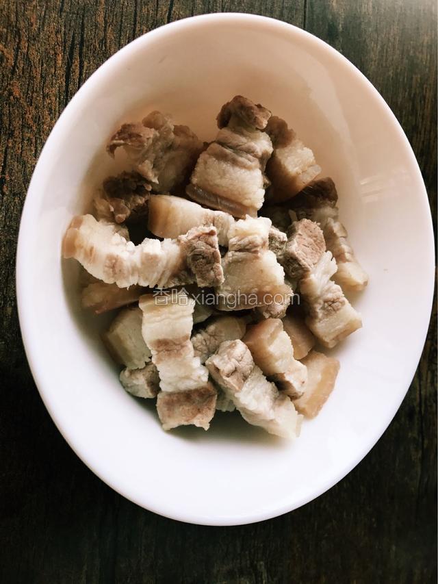 五花肉焯水，记得是冷水下五花肉。