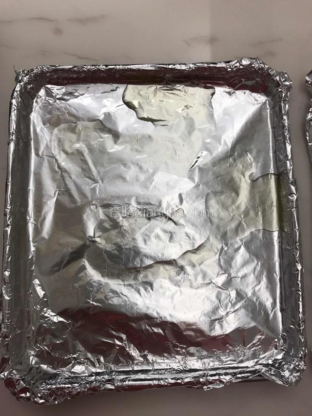 这个时候把烤盘包上锡纸，倒入比较多的油，均匀铺满整个盘底。（用手晃动烤盘或者用油刷刷均匀）