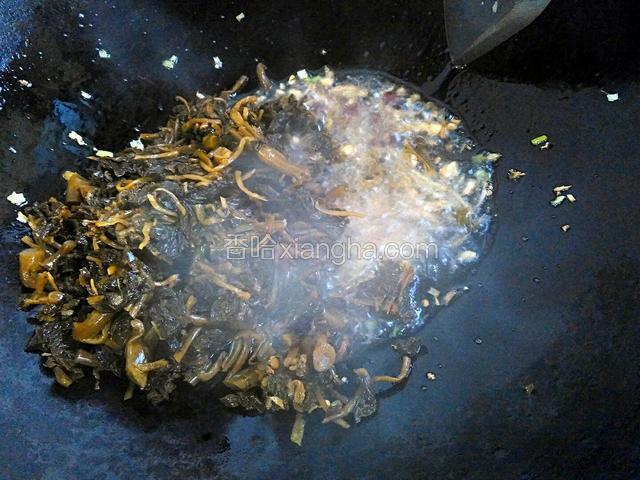 将酸菜倒入锅中，翻炒至出香味。