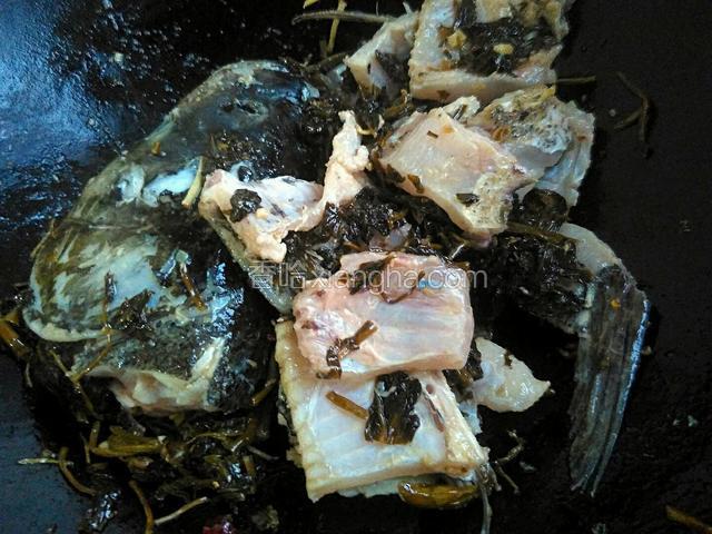 炒至鱼头鱼尾变白。该步骤酸菜和鱼骨的下锅顺序可相互调整。